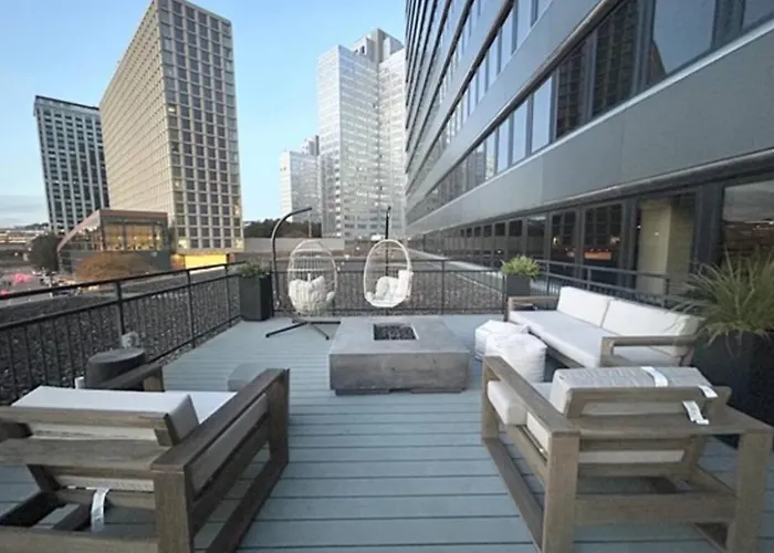 Luxe Views Prime Location 8th Floor Panoramic Views Fast Wifi 24-7 Gym Lounge Roku Apartment *